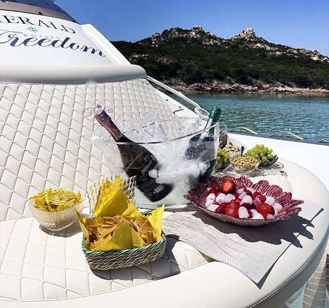 aperitif-during-boat-tour-at-la-maddalena-emerald-coast-sardinia